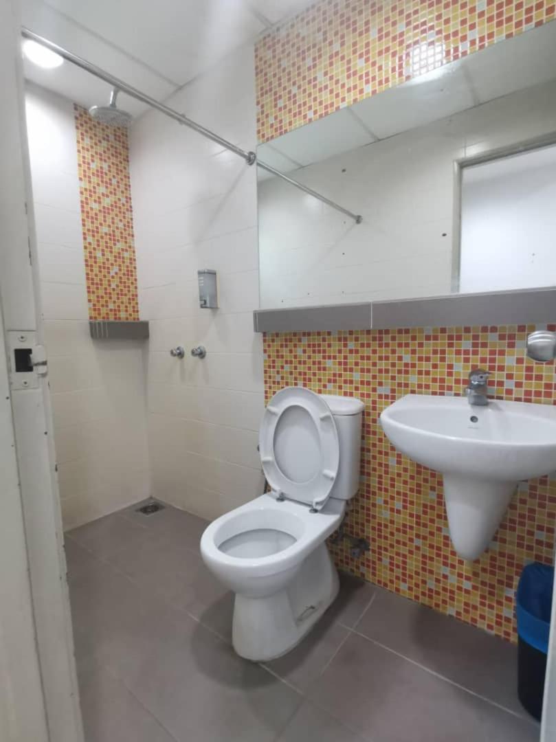 Yy48 Hotel 2 Mins Walk From Masjid Jamek Lrt Station Kuala Lumpur Exterior foto