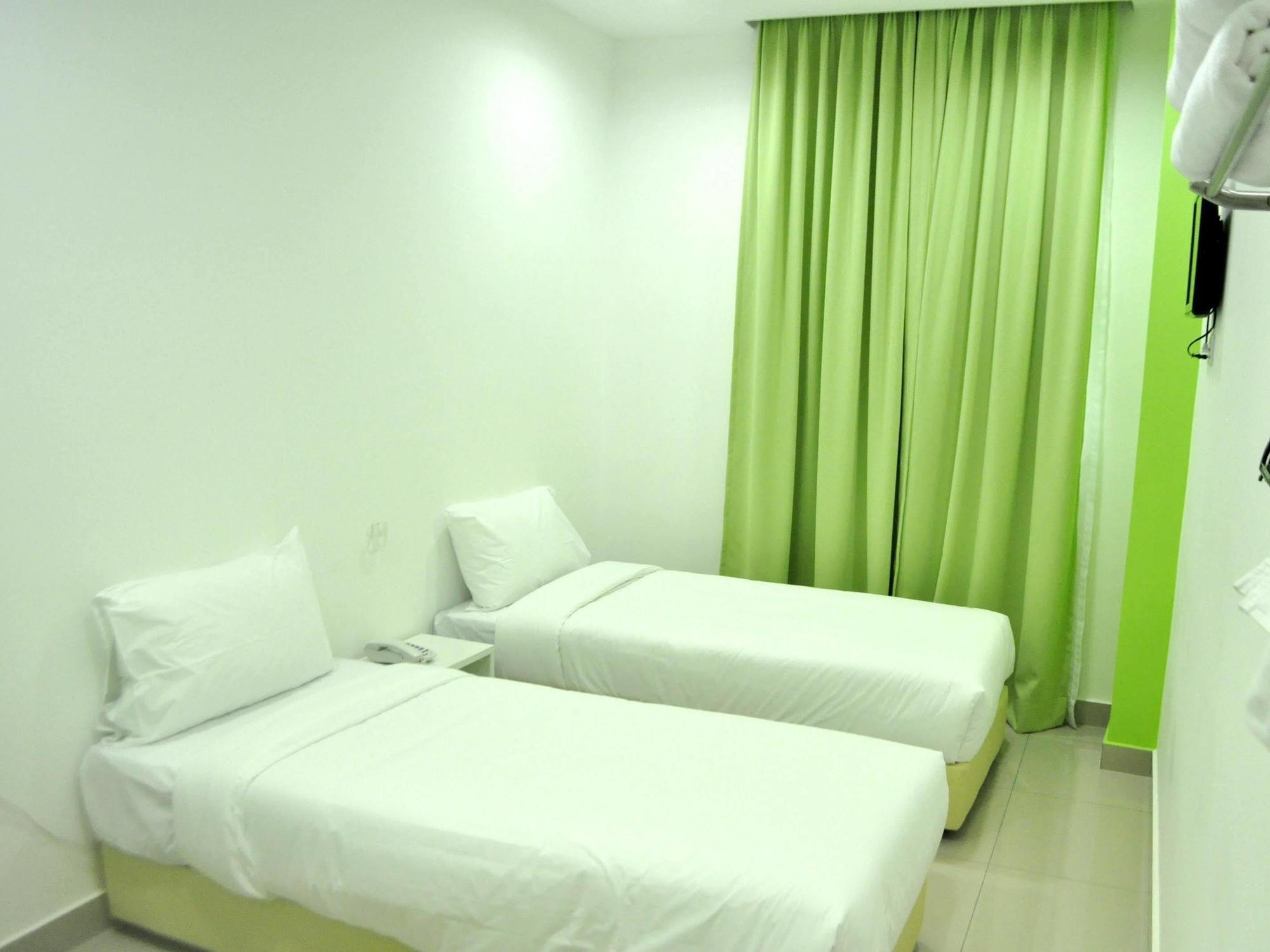 Yy48 Hotel 2 Mins Walk From Masjid Jamek Lrt Station Kuala Lumpur Exterior foto