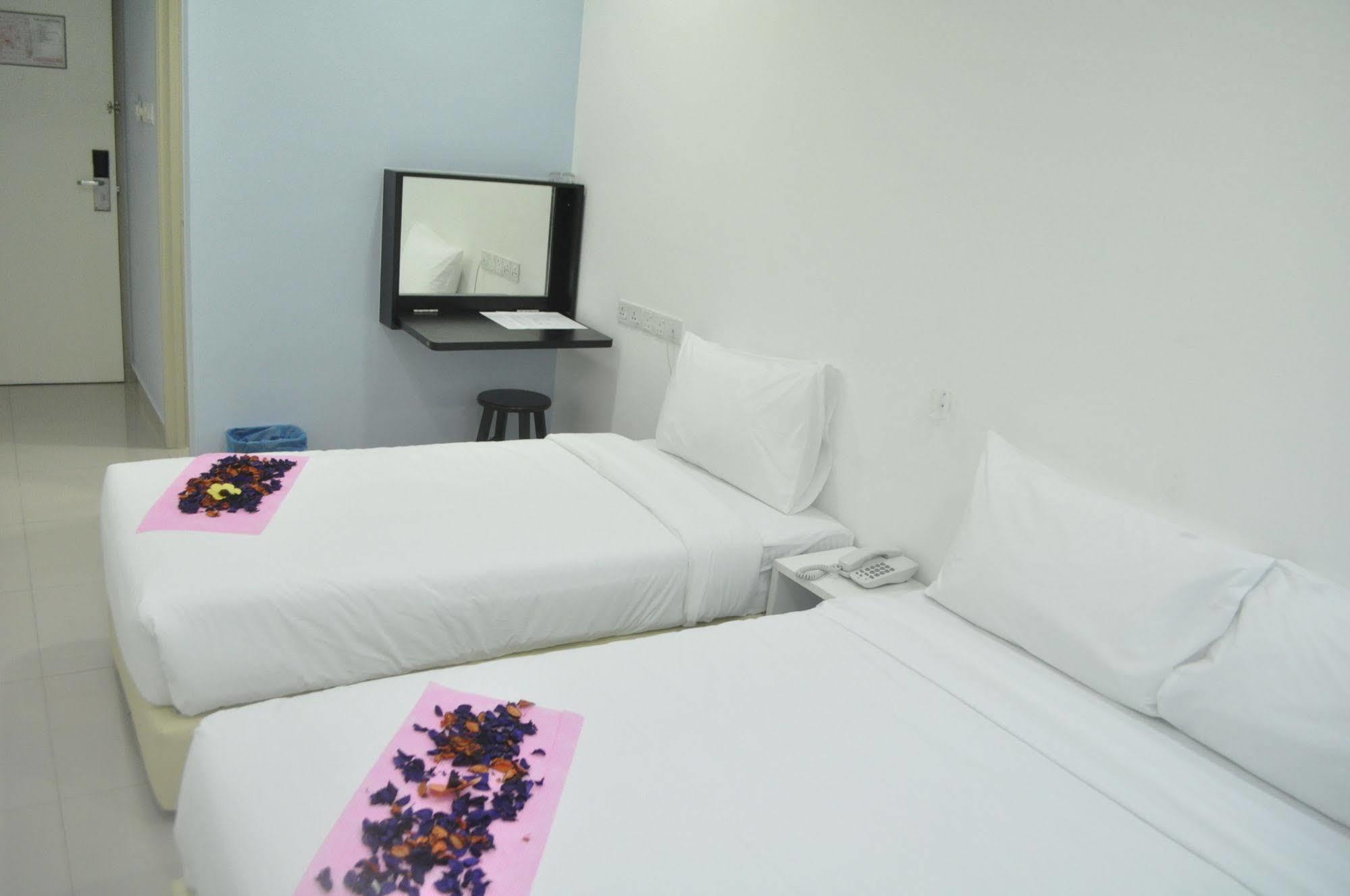 Yy48 Hotel 2 Mins Walk From Masjid Jamek Lrt Station Kuala Lumpur Exterior foto