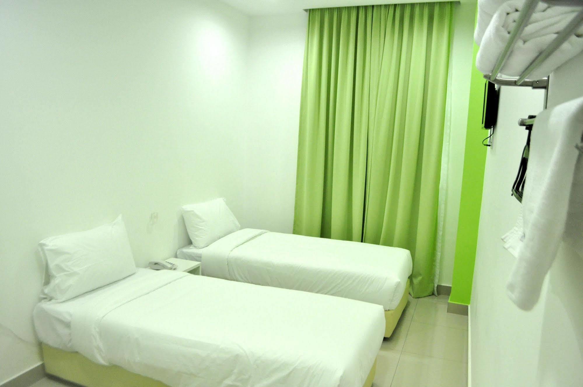 Yy48 Hotel 2 Mins Walk From Masjid Jamek Lrt Station Kuala Lumpur Exterior foto