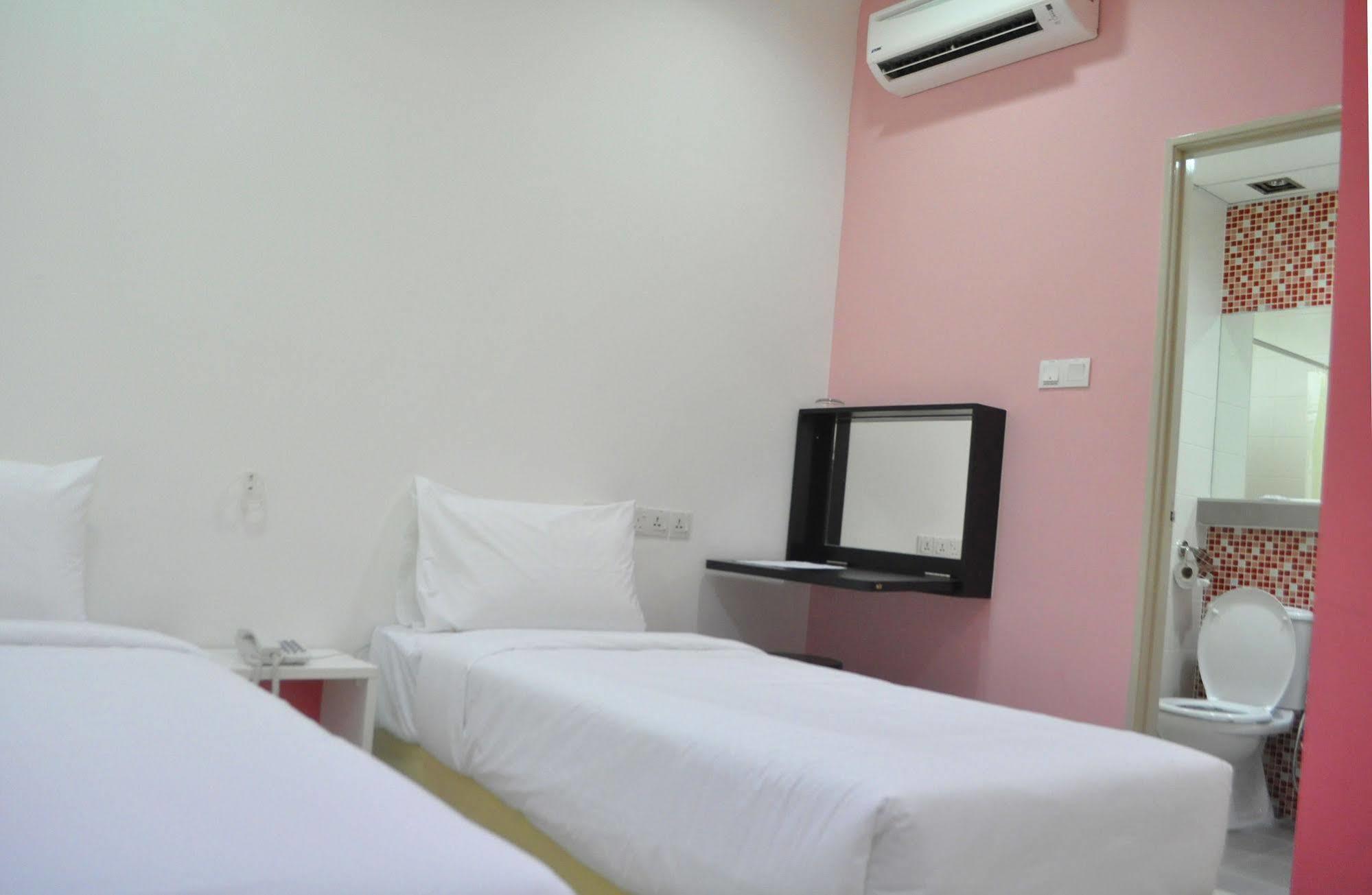 Yy48 Hotel 2 Mins Walk From Masjid Jamek Lrt Station Kuala Lumpur Exterior foto