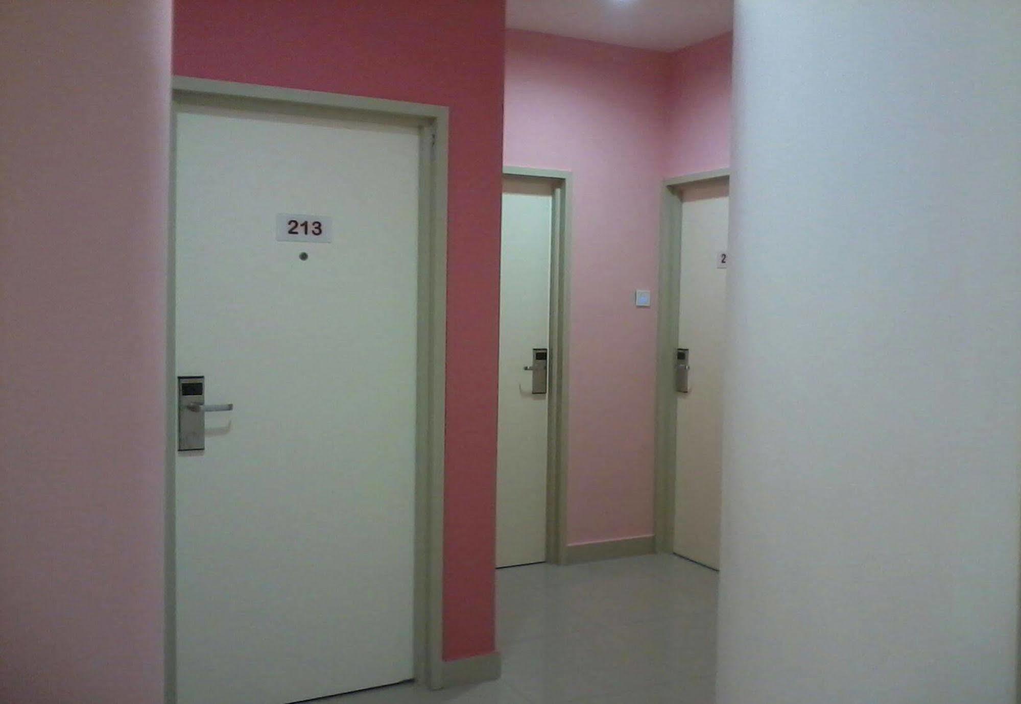Yy48 Hotel 2 Mins Walk From Masjid Jamek Lrt Station Kuala Lumpur Exterior foto